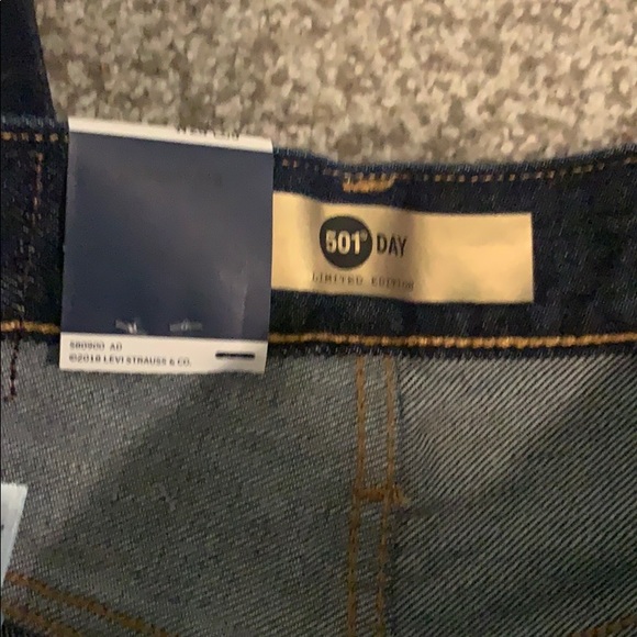 Levi’s Women’s 501 Straight Leg Limited Edition - Picture 6 of 7